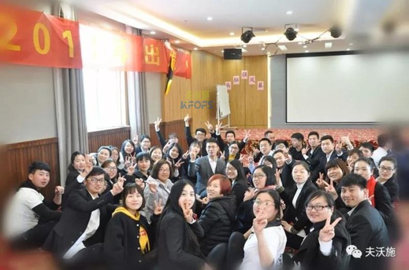 戰(zhàn)狼隊進行團隊討論.jpg
